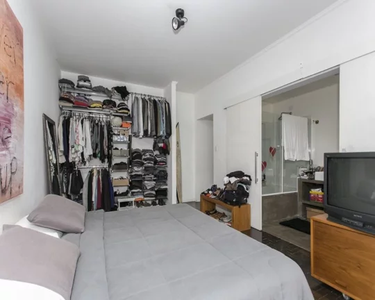 Imagem Apartamento amplo, living para 02 ambientes, piso de tacos, 03 dormitórios com armários, 02 banhei...