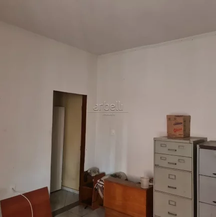 Imagem Esta espaçosa casa de 381 metros quadrados é ideal para uso residencial e comercial, situada em um...