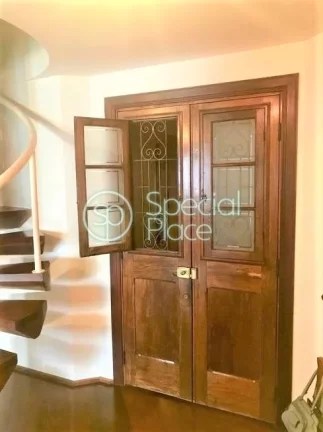 Imagem Apartamento Duplex Primeiro Piso - Amplo living com lareira e terraço, sala de jantar, sala de tv, ...