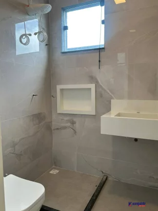 Imagem VENDO CASA 4/4 SENDO TRÊS SUIT EM CONDOMÍNIO - SIM