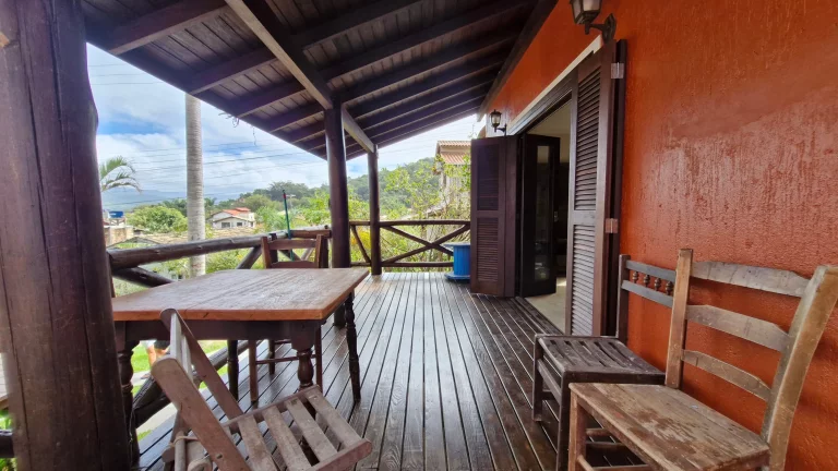 Imagem Duas casas à venda na Praia da Ferrugem, Garopaba. Vista para a lagoa, 260m² de terreno, documentação ok e ótima localização.
