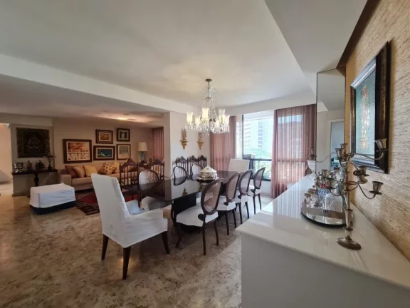 Imagem A 5ª Avenida Imóveis apresenta este charmoso apartamento, com 3 Suites, 04 salas 192,92m2 de área, localizado no bairro da Barra, próximo ao farol
