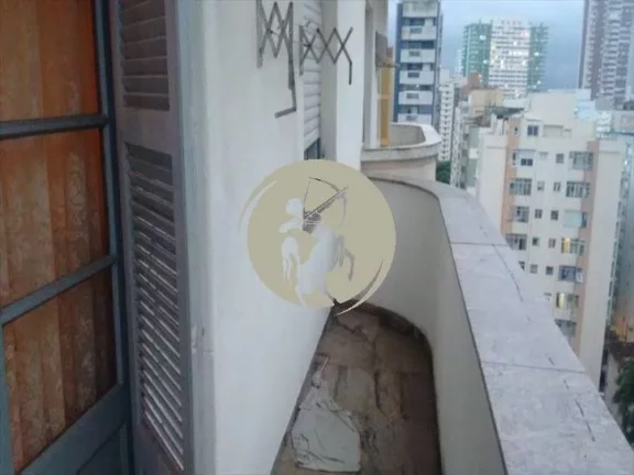Imagem APARTAMENTO DE 1 DORMITÓRIO GRANDE DE FRENTE PARA O MAR COM SACADA E REFORMADO