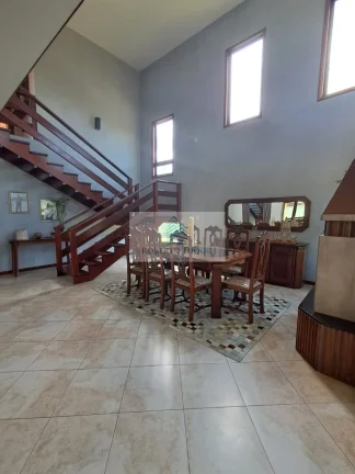 Imagem Imperdível: Casa à venda em Itatiaia-RJ, 5 quartos, 2 suítes, 1 sala, 5 banheiros, 4 vagas, 373,64m² de área. Confira já!