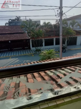 Imagem Casa à venda em Praia Grande-SP, bairro Maracanã: 2 quartos, 1 suíte, sala, 2 banheiros, 1 vaga e 75m² de área. Imperdível!