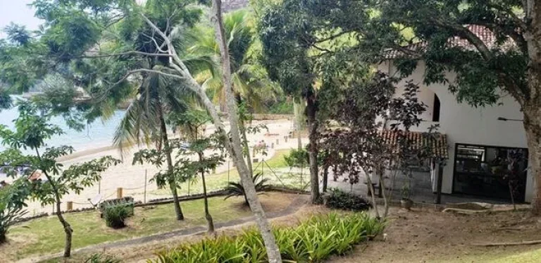 Imagem Área de Terras 113.554m² e BENFEITORIAS, na Praia de Caetés, Angra dos Reis - RJ Projeto do arquiteto Vicente Giffoni, para construção de Empreendimento com pousada (12 suítes) e Bangalôs (30 unidades).LANCE R$ 30.000.000,00