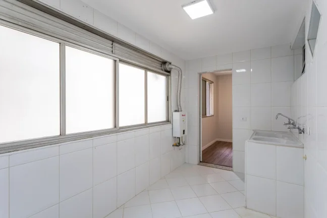 Imagem Apartamento 137M² Reformado, 3Q, 1 Suíte, 2 Banheiros, 1 Vaga, Sol da Manhã, Banheira, Academia, Salão de Festas, Área Verde, Armários.