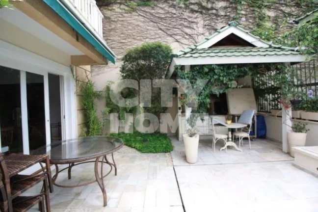 Casa espaçosa e segura, em condomínio com 07 casas! Situada em bela Praça, no ponto mais tranquil...