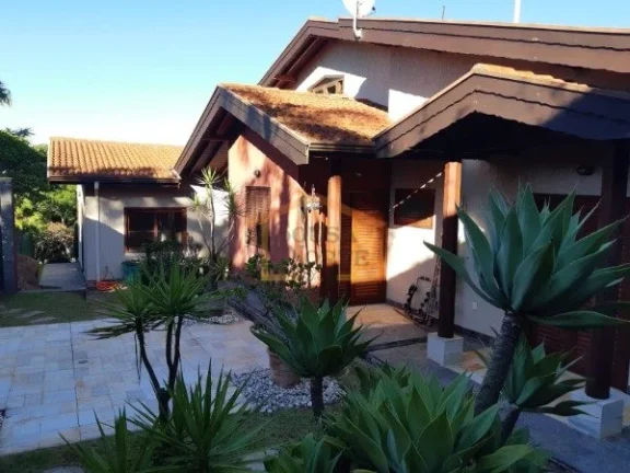 Imagem Casa em condomínio fechado, Imóvel térreo com desnível entre a área social e a área íntima, e...
