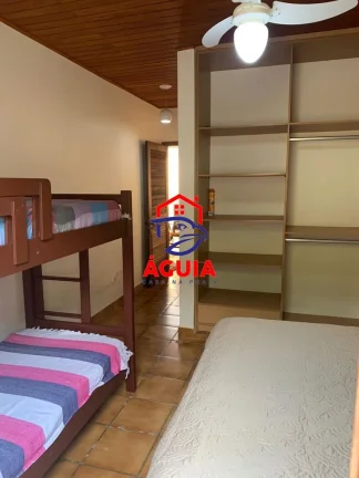Imagem Ótima casa para aluguel de temporada em condomínio fechado a 100 metros da praia do Lázaro!!