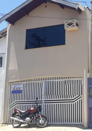 Casa com 3 dormitórios (1 suite), sala, banheiro social com box blindex e armários, cozinha com AE...