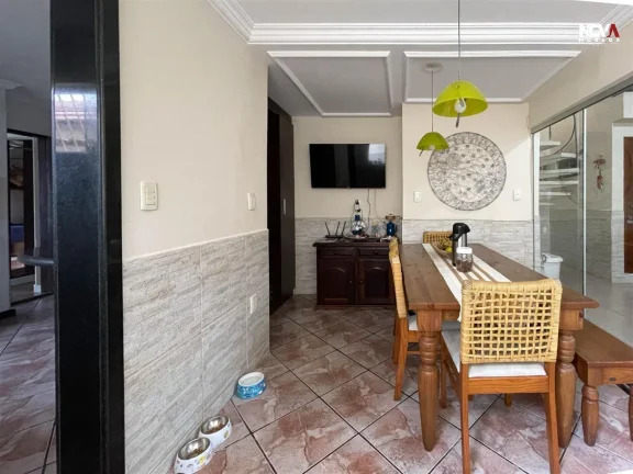 Imagem Se você procura uma residência que una o charme do estilo rústico com o conforto de uma infraestr...