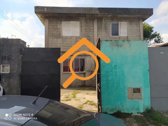 Imagem São 2 casas independentes, cada uma com 3 dormitórios e com 2 vagas de garagem. Próximo a estação de trem Varginha.