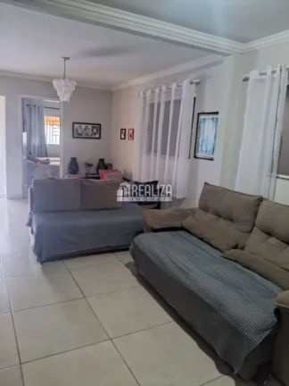 Imagem Vende-se casa com 3 quartos e piscina no bairro Beija-Flor II, em Uberaba