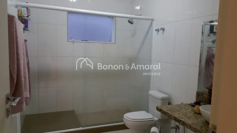 Imagem Este lindo sobrado no Condomínio Colinas dos Álamos oferece elegância, conforto e uma excelente d...