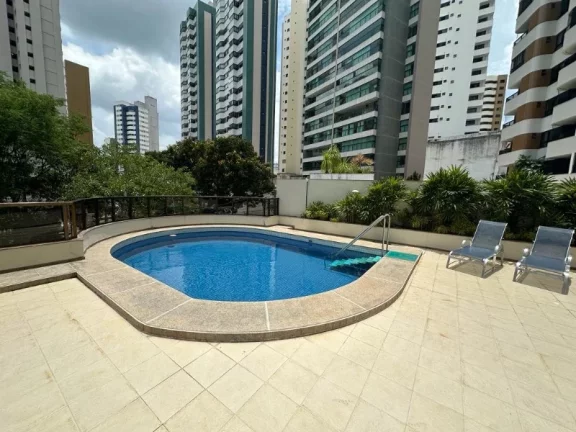 Imagem A 5ª Avenida Imóveis selecionou esse charmoso apartamento de 2/4 + dependências, atualmente revertido gabinete, podendo ser 3 Suites totais, 02 vagas