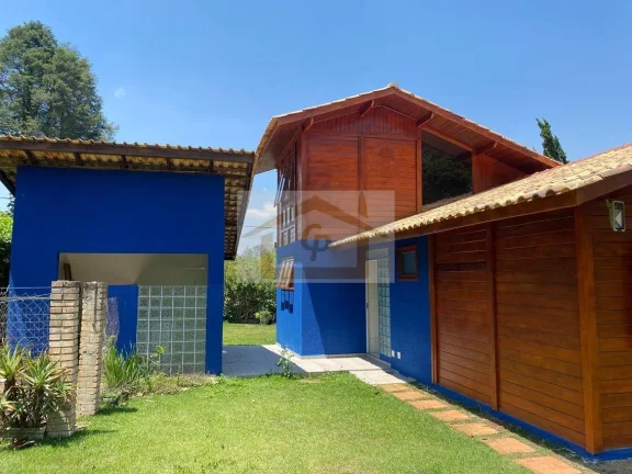 Imagem Casa de madeira com belo jardim 3 quartos sendo um suíte, 5 vagas. Rústico que encanta!