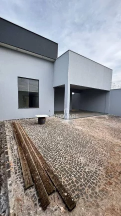 Imagem Casa com 3 dormitórios à venda, 150 m² por R$ 480.000,00 - São Judas Tadeu - Itumbiara/GO