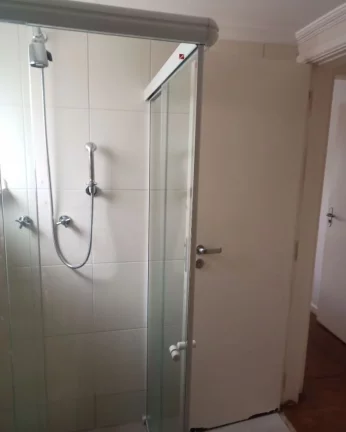 Imagem Apartamento com living para 02 ambientes, piso de tacos, dormitórios com armários, closet, banheir...