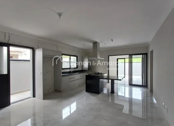 Imagem Linda casa à venda no Condomínio Portal do Jequitibá em Valinhos. 

Este sobrado conta com 3 suí...