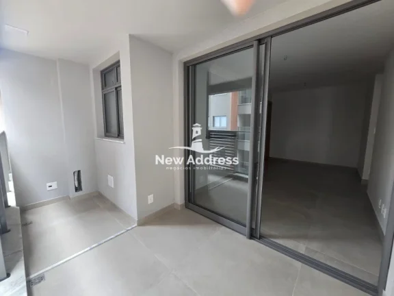 Imagem 2 quartos com suíte em prédio novo e acabamento moderno. Localização excelente, próximo à praia e comércio.
