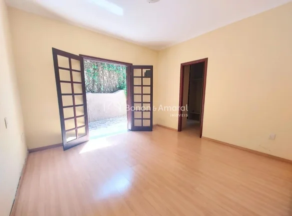 Imagem Localizada no coração do condomínio, em uma rua tranquila, esta casa térrea oferece conforto e p...