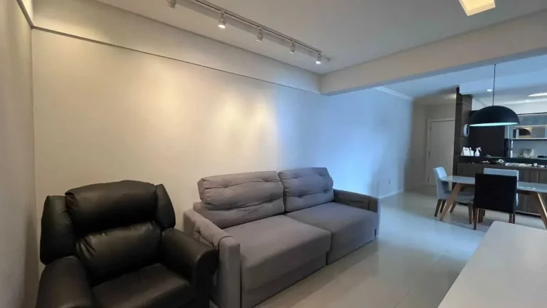 Imagem Apartamento com 2 dormitórios sendo 1 suíte e 2 vagas de garagem no Centro de Balneário Camboriú/SC