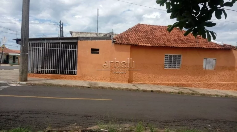 Casa térrea com 195 metros quadrados de área total, 3 quartos, ampla sala, cozinha, área de servi...