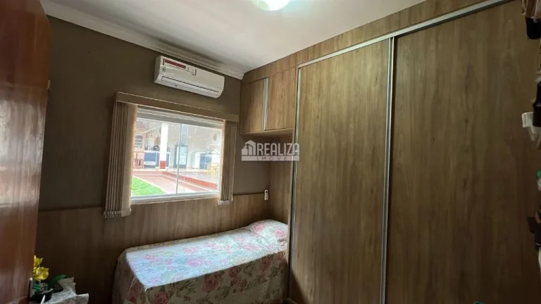 Imagem Casa à venda no Fabrício, Uberaba: 3 dormitórios, churrasqueira e móveis planejados.