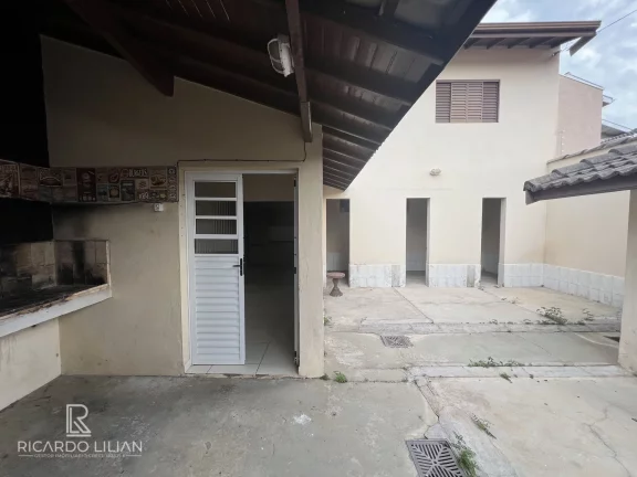 Imagem Casa com um dormitório, sala, cozinha, banheiro, churrasqueira e canil com vários boxes