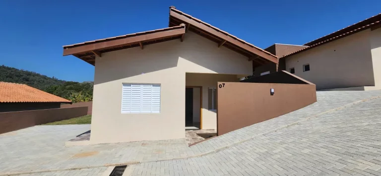 Imagem Casa à venda ou para alugar com 2 quartos, sendo 2 suítes, no condomínio Serra Verde, Atibaia - SP