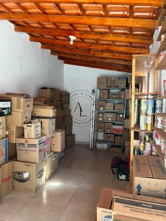 Imagem Charmosa Casa com 2 Quartos, Edícula e Amplo Quintal - Ambientes Frescos e Arejados