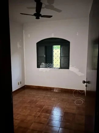Imagem Vende-se casa com dois quartos no centro da cidade - Igarapava/SP