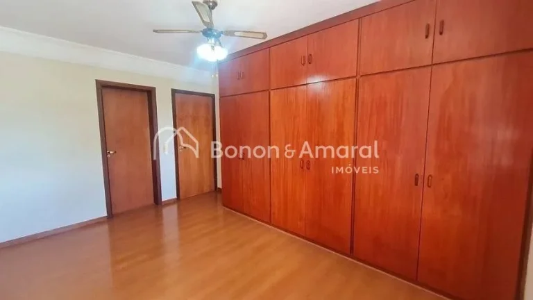 Imagem Casa em condomínio com 430 m² e 4 quartos