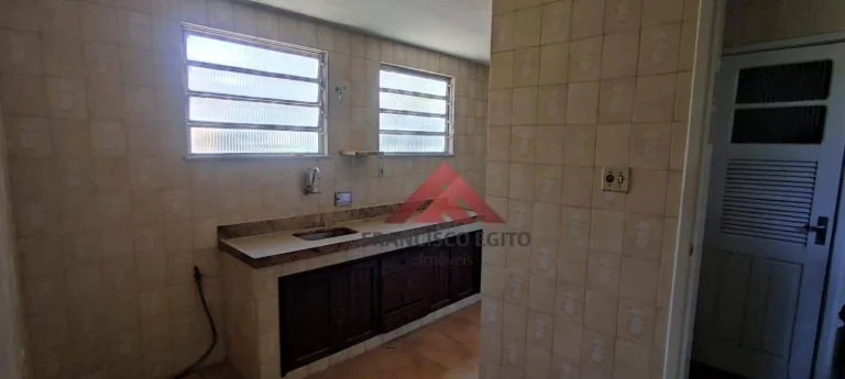 Imagem Apartamento tipo sobrado com generosos 110m² em rua fechada.