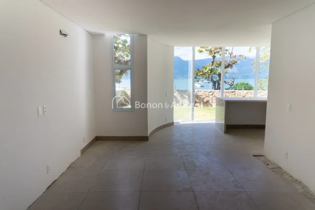 Imagem Casa a venda frente ao mar na Praia das Cigarras em São Sebastião, localizada em condomínio fecha...