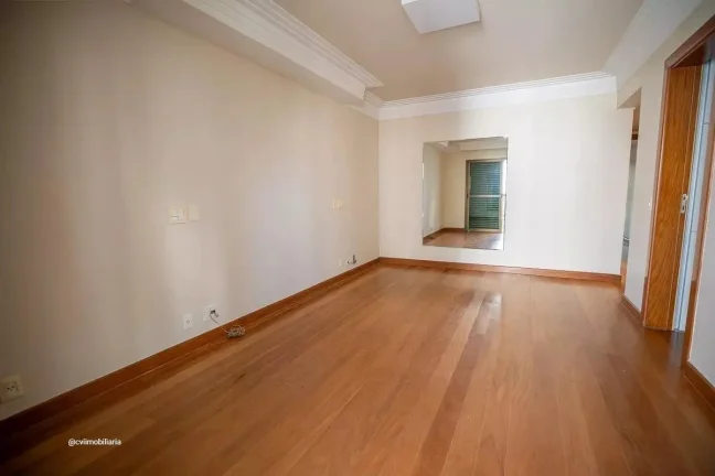 Imagem Este espaçoso apartamento de 336 metros quadrados oferece o equilíbrio perfeito entre conforto e p...