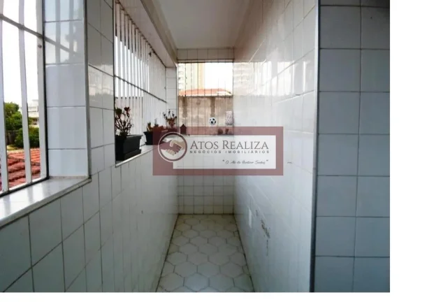 Imagem Grande oportunidade e muito lucrativo na vila Santa Catarina. Vendo imóvel com 3 casas + 1 salão comercial na Vila Santa Catarina. Casa 1= casa principal. Tem 2 dormitórios, sala, cozinha, banheiro. Tem também um sótão com 2 cômodos e 1 banheiro. Tem gara