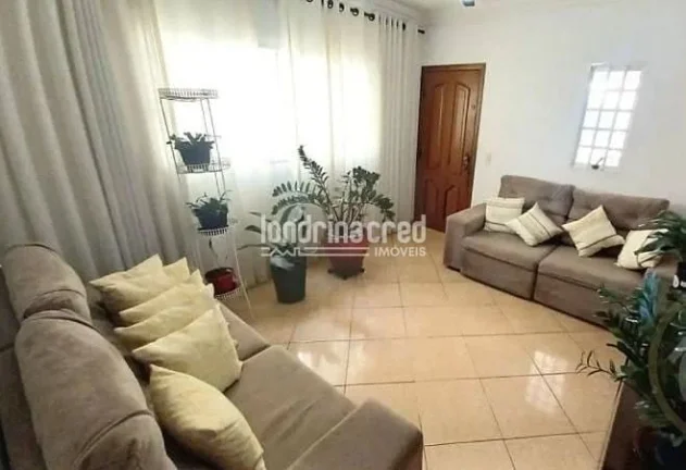Imagem CASA NO JARDIM MONTE SINAI COM 03 QUARTOS SENDO 01 SUITE 02 BANHEIROS 4 VAGAS DE GARAGEM.