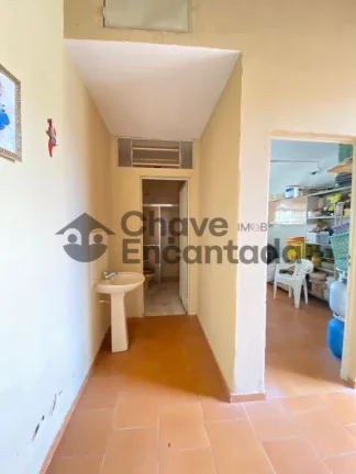 Imagem Casa grande com piscina e sustentabilidade.