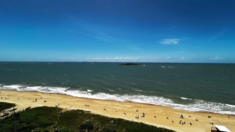 Imagem Viver de frente para a Praia de Itaparica é um privilégio. E ele pode ser seu!