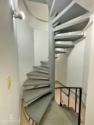 Imagem Cobertura Triplex de Luxo na Ponta da Praia, Santos: Viva o Sonho à Beira-Mar!