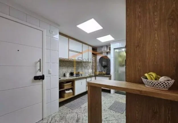 Imagem Apto 3 dormitórios, sendo 3 suítes, com armários (a Master com closet, varanda e ar condicionado)...