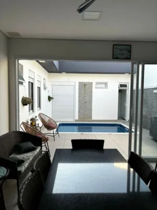Imagem Casa em Condomínio de Luxo à Venda em Sorocaba-SP: 3 quartos, 3 suítes, 3 salas, 5 banheiros, 4 vagas e 220m² de área.