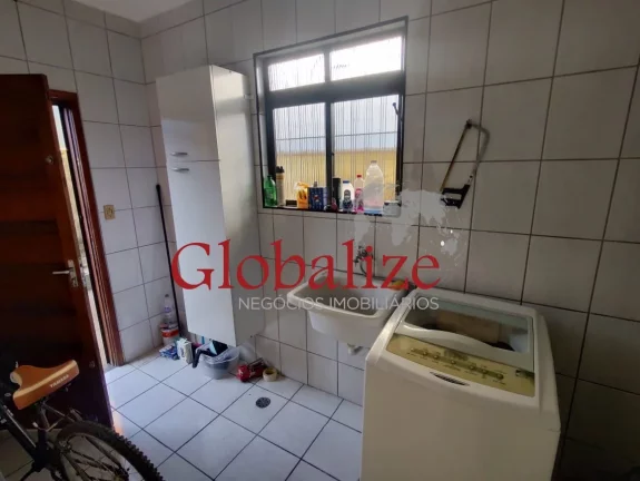 Imagem Casa com 3 dormitório aconchegante com garagem e quintal nas laterais e nos fundos bairro Radio Clube na ZN em Santos (SP) por R$.600.000,00 !