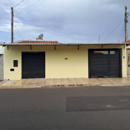 VENDE-SE ÓTIMA CASA COM 03 BANHEIROS SENDO 02 SUITES E EDICULA