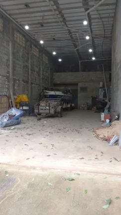Imagem Barracão Comercial com 150 metros com 01 dormitório, cozinha e banheiro social. Varias vagas de ga...
