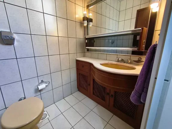 Imagem Apartamento semi mobiliado com 4 dormitórios sendo 1 demi suíte e 1 vaga no Centro de Florianópolis