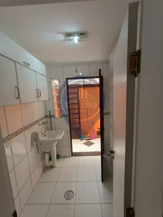 Imagem Casa à venda no Parque da Lapa, São Paulo-SP: 3 quartos, 3 suítes, 2 salas, 4 banheiros, 3 vagas, 135m²!