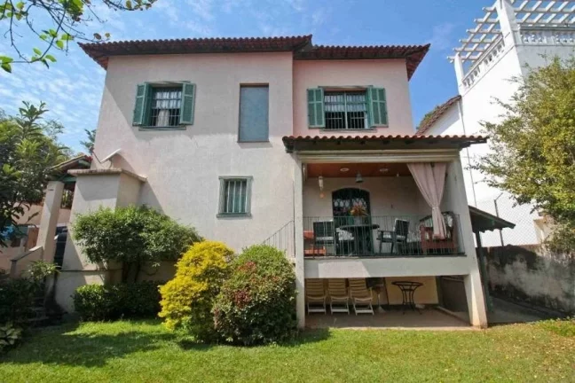 Imagem Lindo Sobrado bem conservado e charmoso e aconchegante com um jardim maravilhoso, localizado em uma ...